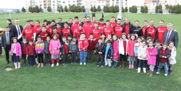 23 Nisan Ulusal Egemenlik İlkokulu öğrencilerinden Manisaspor'a ziyaret